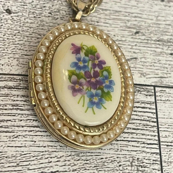 Vintage VTG Avon Floral Faux Pearl Locket Pendant Necklace 22” Long - Picture 10 of 13